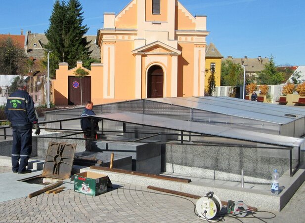 Műanyag tető került a szökőkútra a Művészetek terén (Fotó: Fekete J. József)