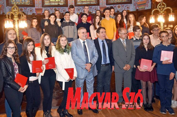 A kitüntetett diákok Bogdan Labannal, Dragi Vučkovićtyal és Borislav Staničkovval (Fotó: Gergely Árpád)