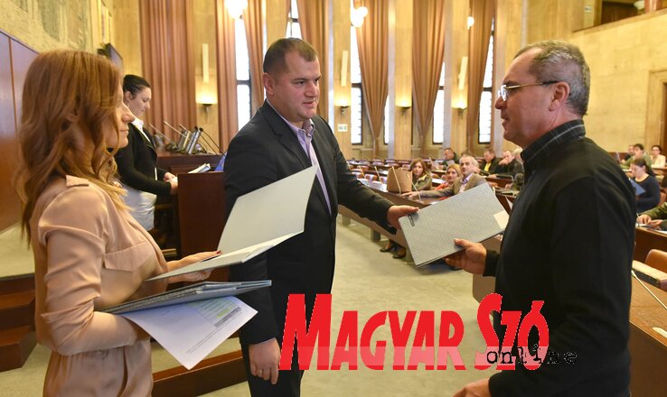 Mladen Petković mezőgazdasági segédtitkár átnyújtja a támogatásról szóló szerződést Madarász Gyulának (Ótos András felvétele)