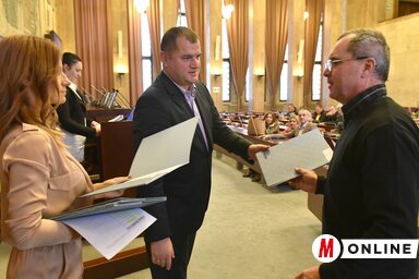 Mladen Petković mezőgazdasági segédtitkár átnyújtja a támogatásról szóló szerződést Madarász Gyulának (Ótos András felvétele)