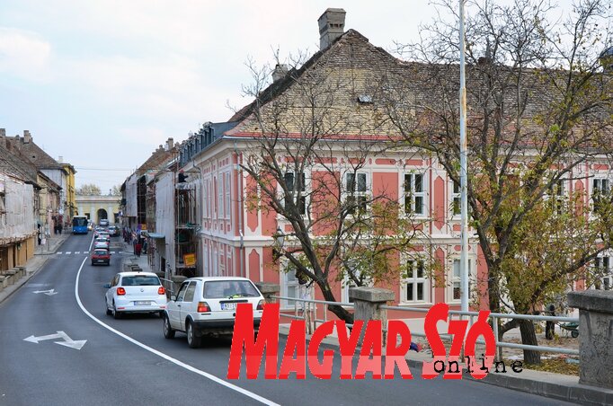 A nyár óta rekonstrukciós munkálatok folynak Pétervárad óvárosában, az első felújított épületek már-már régi fényükben pompáznak (Dávid Csilla felvétele)