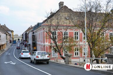 A nyár óta rekonstrukciós munkálatok folynak Pétervárad óvárosában, az első felújított épületek már-már régi fényükben pompáznak (Dávid Csilla felvétele)