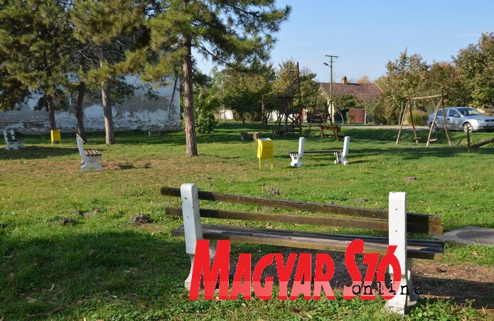 A bácsfeketehegyi park padjait gyakran megrongálják (Lakatos János felvétele)