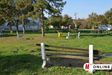 A bácsfeketehegyi park padjait gyakran megrongálják (Lakatos János felvétele)
