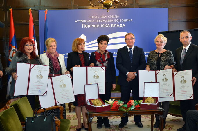 A dr. Đorđe Natošević-elismerést az idén három pedagógus és két intézmény érdemelte ki (Fotó: Dávid Csilla) A dr. Đorđe Natošević-elismerést az idén három pedagógus és két intézmény érdemelte ki (Fotó: Dávid Csilla)
