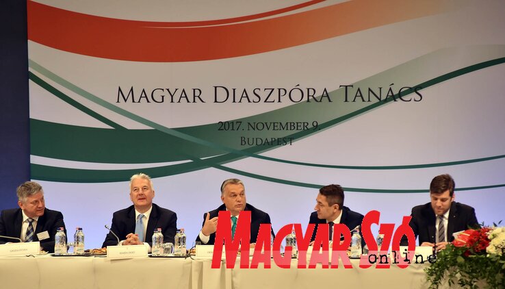 Grezsa István kormánybiztos, Semjén Zsolt kormányfőhelyettes, Orbán Viktor miniszterelnök, Potápi Árpád János nemzetpolitikáért felelős államtitkár és Szilágyi Péter nemzetpolitikáért felelős helyettes államtitkár az MDT ülésén (Ótos András felvétele)