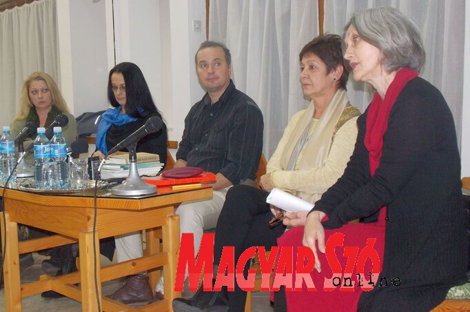 Mezei Kinga, Krnács Erika, Weiner Sennyey Tibor, dr. Thiel Katalin és Gruik Ibolya a kerekasztal-beszélgetésen (Horváth Zsolt felvétele) Mezei Kinga, Krnács Erika, Weiner Sennyey Tibor, dr. Thiel Katalin és Gruik Ibolya a kerekasztal-beszélgetésen (Horváth Zsolt felvétele)