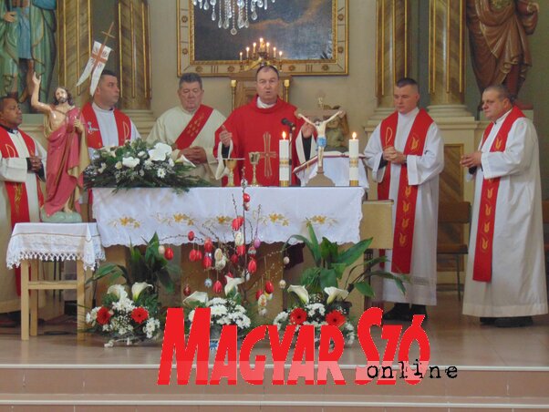 A miséző atyák (Vidács Hajnalka felvétele) A miséző atyák (Vidács Hajnalka felvétele)