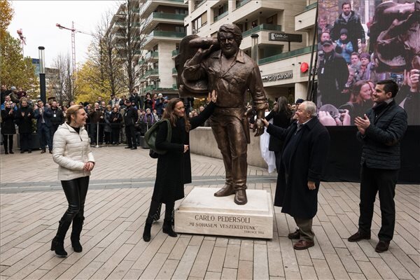 Bud Spencer bronzszobra, MTI Fotó: Mónus Márton Bud Spencer bronzszobra, MTI Fotó: Mónus Márton