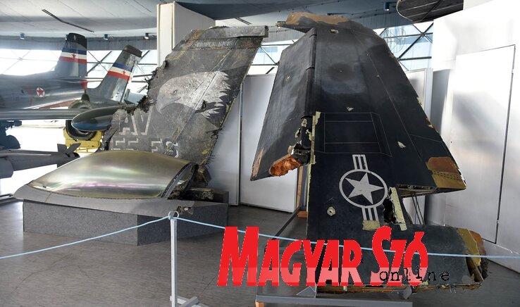 Az 1999-es NATO-bombázások idején lelőtt lopakodó és egy F-16-os maradványai Az 1999-es NATO-bombázások idején lelőtt lopakodó és egy F-16-os maradványai
