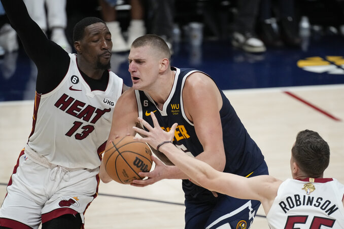 Jokić jól megszórta a Miami gyűrűjét, de ez nem volt elég a győzelemhez (Fotó: Beta/AP)