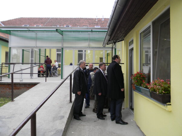 A konyhába is benézett Dragan Tošić polgármester, háttérben az új fedett terasz (Fotó: Fehér Rózsa)