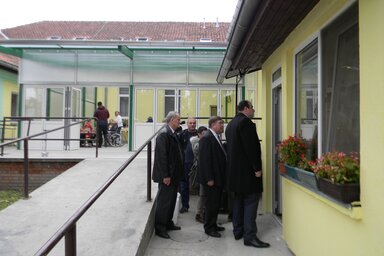 A konyhába is benézett Dragan Tošić polgármester, háttérben az új fedett terasz (Fotó: Fehér Rózsa)