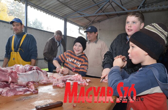 Több generáció dolgozott együtt a hagyományos disznótorban (Lakatos János felvétele)