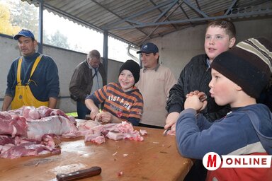 Több generáció dolgozott együtt a hagyományos disznótorban (Lakatos János felvétele)