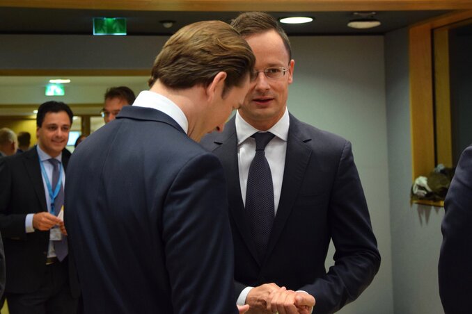 A Brüsszelben tárgyaló Szijjártó Péter külügyminiszter (jobbról) Kijevnek üzent (Fotó: MTI)