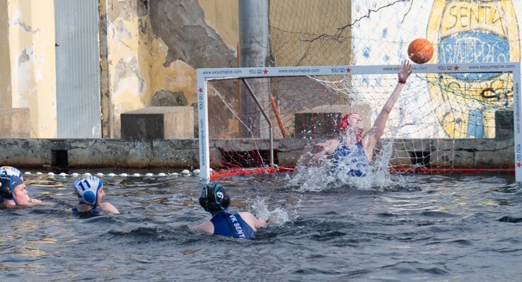 Az időjárás kedvezően alakult Zentán, a lányok végre hazai medencében játszhattak (Erős Norbert felvétele)