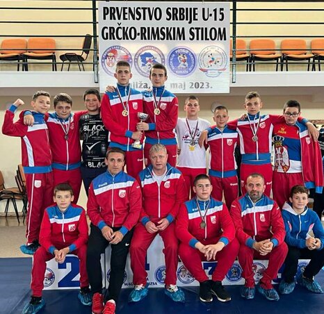 A zombori Radnički U15-ös birkózói Magyarkanizsán