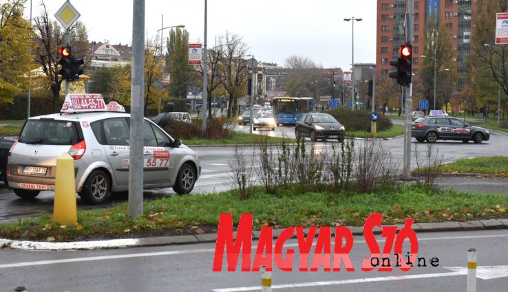 A Lázár cár sugárút és a Fruška gora utca kereszteződésénél meglehetősen nehéz eligazodni, ezért hamarosan körforgalmat építenek ezen a helyen. Ha minden igaz, szökőkút díszíti majd a közepét (Ótos András felvétele)