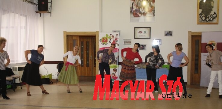 Balatoni Kata néptáncpedagógus, neveléstudományi kutató, a tánc felszabadító örömén keresztül adta át a néphagyományaink szeretetét az óvónőknek (Kazinczy Paszterkó Diana felvétele)