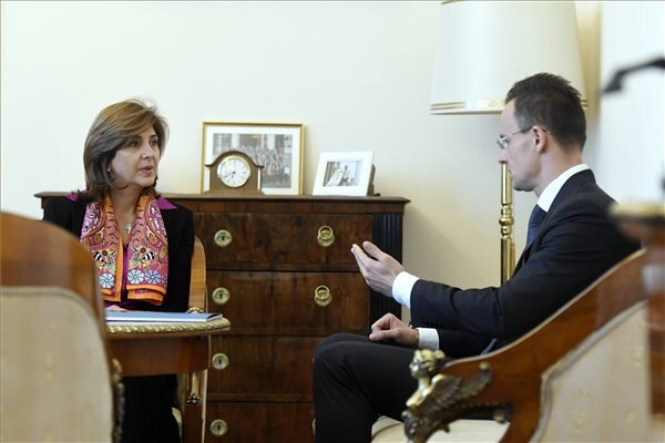 María Ángela Holguín Cuéllar kolumbiai külügyminiszter és Szijjártó Péter külgazdasági és külügyminiszter beszélget a III. Latin-Amerika Fórum megnyitója után (Fotó: MTI)