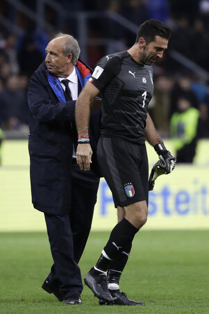 Egy biztos távozó a válogatottból, és egy feltételezhető: Gianluigi Buffon és Giampiero Ventura (Fotó: Beta/AP)