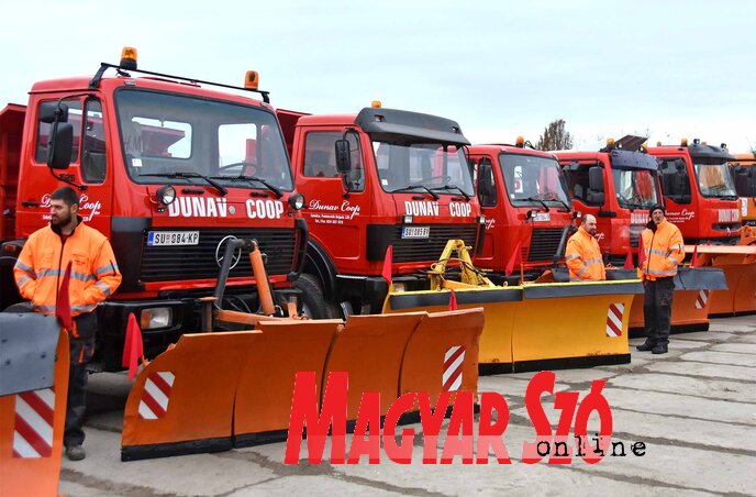 A téli szolgálat munkáját tíz hótúróval ellátott kamion, valamint több kisebb gép segíti (Fotó: Gergely Árpád)