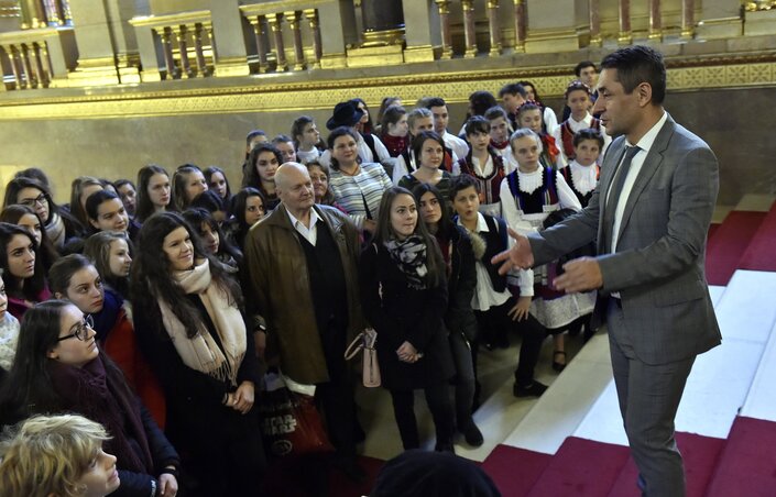 A szórványvidékekről érkezett diákokat köszönti a Parlament budapesti épületében Potápi Árpád János, a Miniszterelnökség nemzetpolitikáért felelős államtitkára a magyar szórvány napja alkalmából tett látogatásukon (Fotó: MTI)