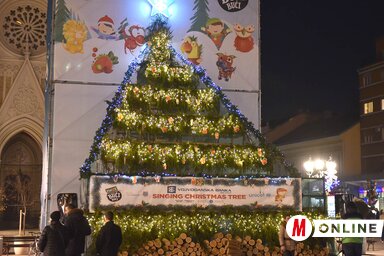 A II. Újvidéki Winterfest november 23-án kezdődik, gyermekkórusok lépnek fel, lesznek koncertek, a Szabadság téren bőséges gasztronómiai kínálat várja a látogatókat (Ótos András felvétele)