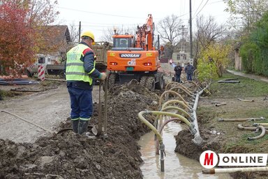 A vízvezeték-hálózat gyakori csőtörései okozzák a legtöbb gondot a csatornázóknak (Góbor Béla felvétele)