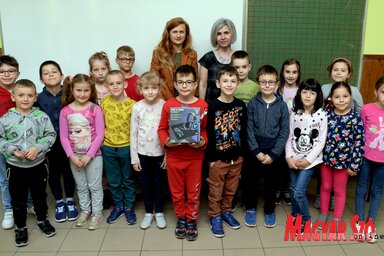 Az elsőtől az utolsó oldalig mindent elolvasnak a Mézeskalácsból Grubanov Martinek Emília tanítónő elsős diákjai