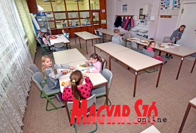 Ebéd az iskolában – A Majsai Úti Általános Iskola diákjai étkezés közben (Fotó: Gergely Árpád)