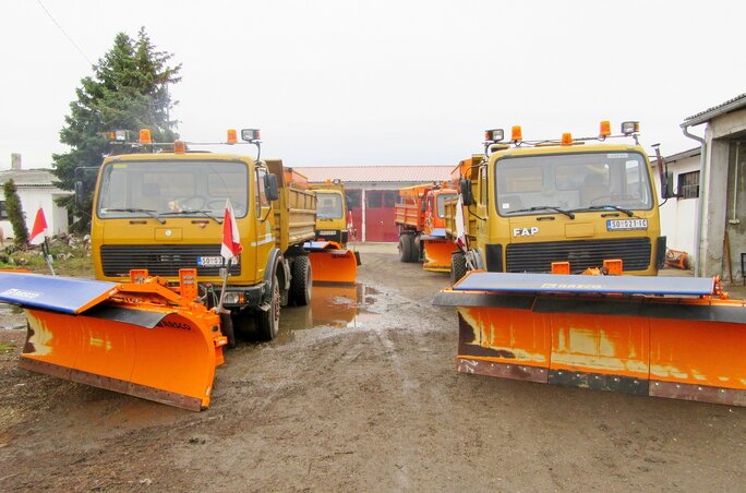 Készenlétben a hókotrók (Fotó: Fekete J. József)