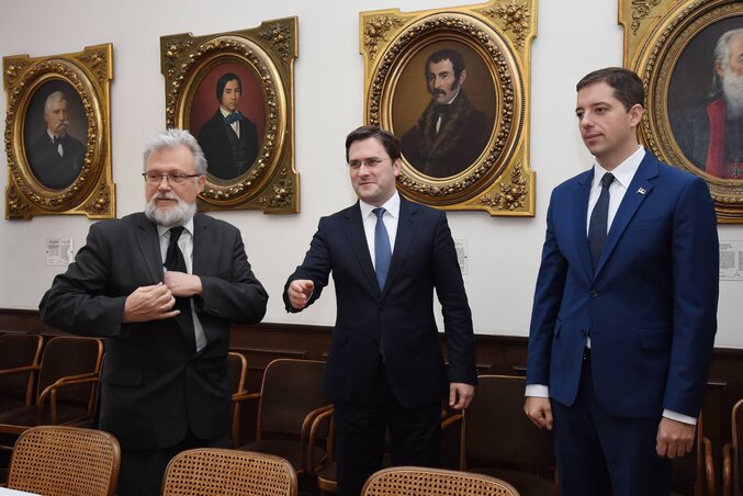 Dragan Stanić, Nikola Selaković és Marko Đurić a Matica srpskában (Fotó: Beta)