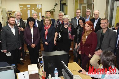A MIDAS, az uniós kisebbségi napilapok szövetségének képviselői péntek este ellátogattak a Magyar Szó újvidéki szerkesztőségébe, és betekintést nyertek a lapkészítés rejtelmeibe (Ótos András felvétele)