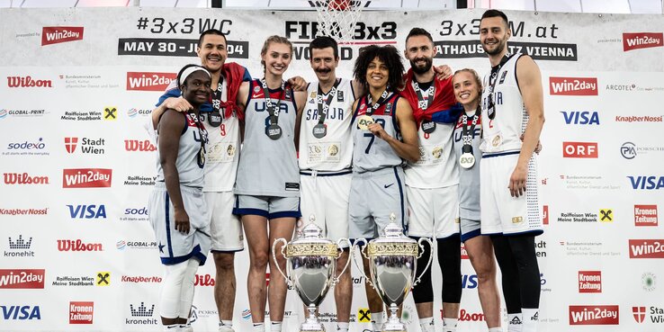Együtt ünnepelnek a szerb fiúk és a női tornán győztes amerikai lányok (Fotó: FIBA 3×3)
