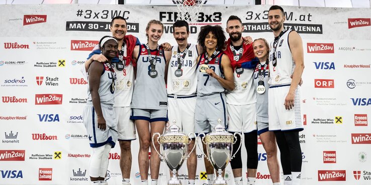 Együtt ünnepelnek a szerb fiúk és a női tornán győztes amerikai lányok (Fotó: FIBA 3×3) Együtt ünnepelnek a szerb fiúk és a női tornán győztes amerikai lányok (Fotó: FIBA 3×3)