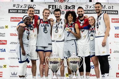 Együtt ünnepelnek a szerb fiúk és a női tornán győztes amerikai lányok (Fotó: FIBA 3×3)