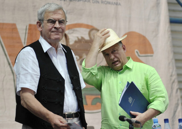 Orbán Viktor miniszterelnök és Tőkés László református lelkész (balról) a Fidesz tusványosi rendezvényén (Fotó: mno.hu)