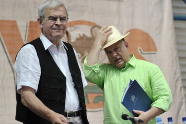 Orbán Viktor miniszterelnök és Tőkés László református lelkész (balról) a Fidesz tusványosi rendezvényén (Fotó: mno.hu)