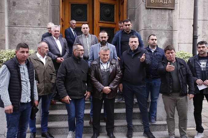 Beograd, 15.05.2023. - Poljoprivrednici izlaze iz zgrade Vlade Srbije, po zavrsetku danasnjeg razgovora sa premijerkom Anom Brnabic. Tom prilikom novinarima su rekli da apsolutno nikakav dog Beograd, 15.05.2023. - Poljoprivrednici izlaze iz zgrade Vlade Srbije, po zavrsetku danasnjeg razgovora sa premijerkom Anom Brnabic. Tom prilikom novinarima su rekli da apsolutno nikakav dog