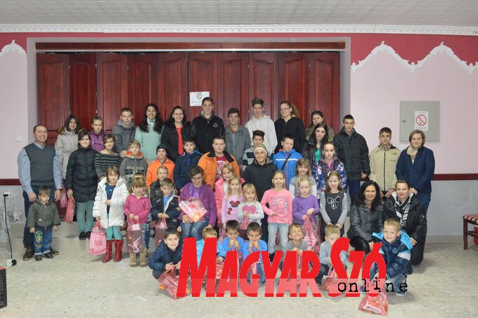 A bácskossuthfalvi Életfa Nagycsaládosok Egyesület tagsága az átvett tanszercsomag után (kép: Fábrik Dávid)