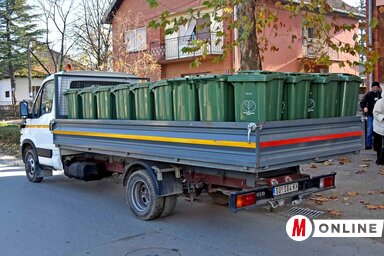 Megérkeztek a szemeteskukák a helyi közösség épülete elé (Fotó: Gergely Árpád)