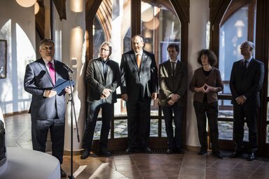 Orbán Viktor, Pokorni Zoltán, a XII. kerület polgármestere, Vashegyi György, Makovecz Pál, Szabó Marianne, az építész özvegye és Balog Zoltán miniszter (Fotó: MTI)