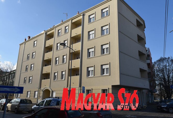 A Kiszácsi utcában felépített lakóépületbe még nem költözhettek be a hátrányos helyzetű családok, de nagyon sokan szeretnének hozzájutni az olcsóbb, szociális lakásokhoz (Ótos András felvétele)