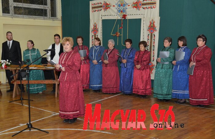 Kókity Erika üdvözli az ünnepi műsor közönségét (Lakatos János felvétele)