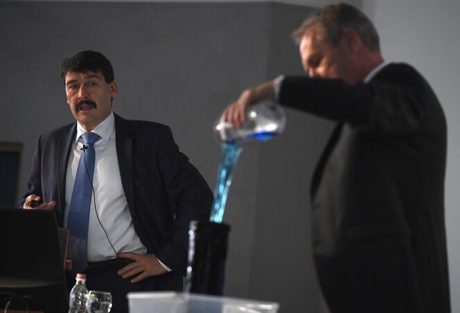 A köztársasági elnök előadása utolsó harmadában bemutatott néhány korszerű víztisztítási megoldást (Fotó: MTI)