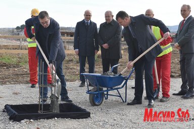 Vučić és Mirović az alapkőletétel helyszínén (Ótos András felvétele)