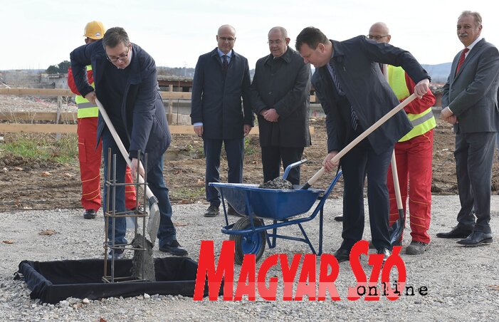 Vučić és Mirović az alapkőletételen (Ótos András felvétele)