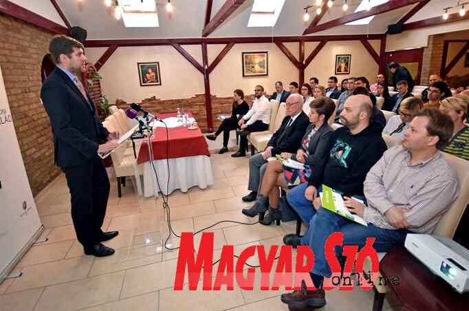 Dr. Szilágyi Péter alkalmi beszédét mondja